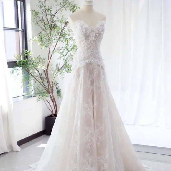 Elegant Lace Wedding Dress - Picture 7 of 7